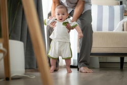 5 Cara Menstimulasi Berjalan Anak agar Optimal