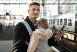 Dads, Yuk Ajak Si Kecil Naik Kendaraan Umum