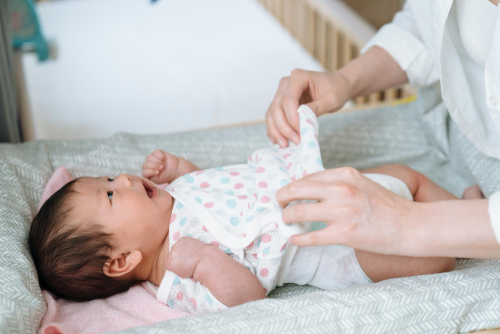Cara Tepat Memakaikan Popok Bayi Baru Lahir