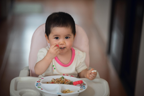 Menu Makanan Bayi 1 Tahun yang Sehat dan Disukai
