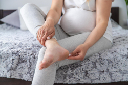 Kaki Bengkak Saat Hamil. Kapan Moms Harus Khawatir?