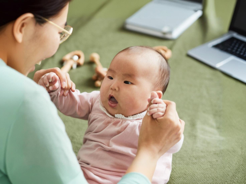 Yuk Moms, Kenali Tumbuh Kembang Bayi usia 2 Bulan
