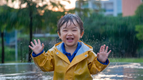 Moms, Ini Manfaat Membiarkan Si Kecil Main Hujan-hujanan!