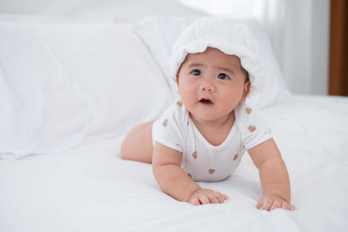 Merangkak Dulu atau Duduk Dulu? Ini Urutan Perkembangan Bayi yang Ideal